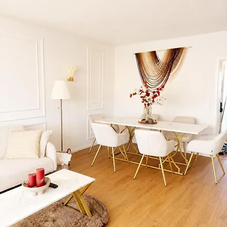 아파트 Modernes & Stilvolles Komfort-apartment Mit Balkon